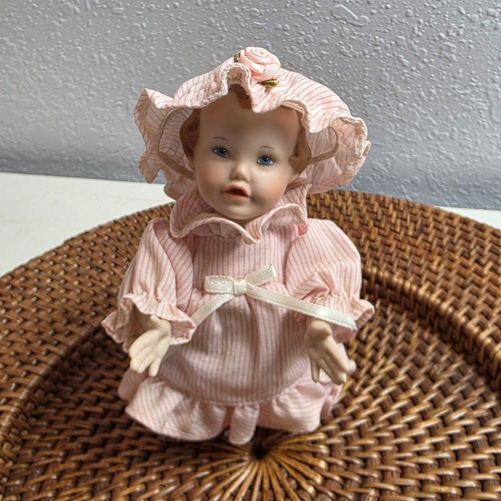 1990s Ashton-Drake Galleries Picture Perfect Baby 'Emily' Kneeling Bonnet